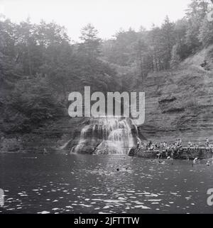 New York Ithaca Robert H Treman State Park Lucifer Falls en 1949, la plupart des étudiants de l'université se refroidissent en été Heat Vintage photo Banque D'Images