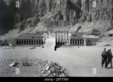 Afrique Egypte Temple mortuaire de Hatshepsut, ou Djeser-Djeseru, Vallée des Rois, haute Egypte photo ancienne prise dans le B&W 1940s Banque D'Images