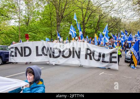 Mars pour le deuxième référendum sur l'indépendance écossaise, les gens portent la bannière « End London Rule » Banque D'Images