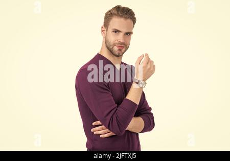 Un homme extrêmement charmant. Le type caucasien porte un pull-over violet isolé sur blanc. Style décontracté Banque D'Images