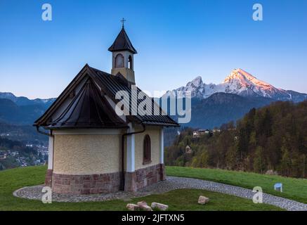 Aube à la chapelle Kirchleitn en face de la montagne Watzmann, Berchtesgaden, Allemagne Banque D'Images