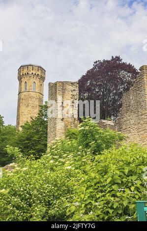 Vue sur le château de Hohensyburg au sommet d'une colline près de Hagen Banque D'Images