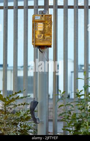 Ancien téléphone d'urgence BT jaune à l'extérieur de la centrale électrique de Barking Reach Banque D'Images