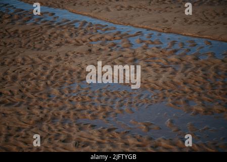 Bordure de rivière. Fond sablonneux après le gaspillage de l'eau. Banque D'Images