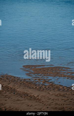 Bordure de rivière. Fond sablonneux après le gaspillage de l'eau. Banque D'Images