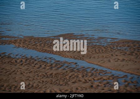 Bordure de rivière. Fond sablonneux après le gaspillage de l'eau. Banque D'Images