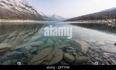 Vue sur un lac alpin immaculé avec eau claire et montagne à son extrémité, horizontale, Jasper NP, Canada Banque D'Images