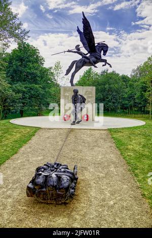 Bellerophon on Pegasus, The Parachute Regiment and Airborne Forces Memorial, un monument à l'Arboretum National Memorial, Staffordshire, Angleterre, Royaume-Uni Banque D'Images