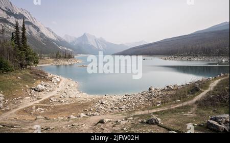 Vue sur le lac alpin entouré par les montagnes , Jasper NP, Canada Banque D'Images