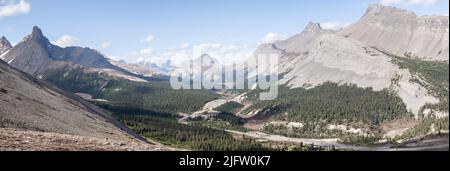 Vue panoramique sur la magnifique vallée alpine avec l'autoroute qui la traverse, Jasper, Canada Banque D'Images