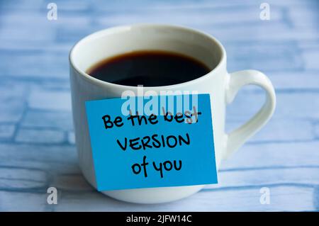 Soyez la meilleure version de votre texte sur le bloc-notes bleu collé sur la tasse à café. Concept de motivation de la vie Banque D'Images