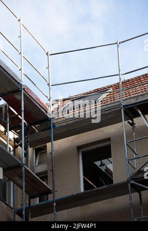 Berlin, Allemagne. 09th juin 2022. Un immeuble d'appartements est échafaudé pendant une rénovation du toit. Crédit : Viola Lopes/dpa/Alamy Live News Banque D'Images
