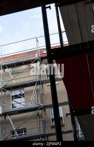 Berlin, Allemagne. 09th juin 2022. Un immeuble d'appartements est échafaudé pendant une rénovation du toit. Crédit : Viola Lopes/dpa/Alamy Live News Banque D'Images