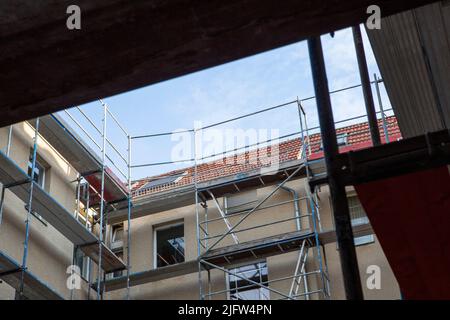 Berlin, Allemagne. 09th juin 2022. Un immeuble d'appartements est échafaudé pendant une rénovation du toit. Crédit : Viola Lopes/dpa/Alamy Live News Banque D'Images