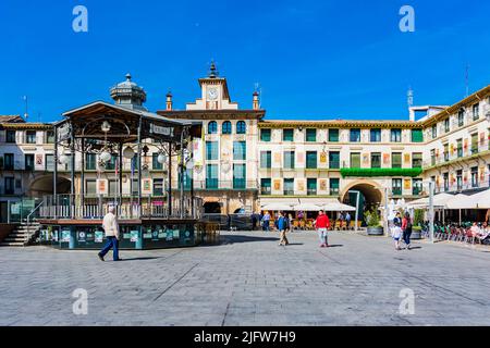 Kiosque sur la Plaza Nueva - Nouvelle place, o Plaza de los Fueros et son kiosque. Tudela, Navarre, Espagne, Europe Banque D'Images