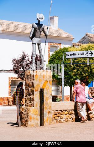 Touristes à côté de la statue de Don Quichotte. Puerto Lápice, Ciudad Real, Castilla la Mancha, Espagne, Europe Banque D'Images