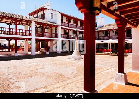 La Plaza de la Constitución, Plaza Mayor, à Puerto Lápice est une place de style la Mancha, avec deux niveaux d'arcades en bois peintes en rouge. Puerto Lápice, Banque D'Images