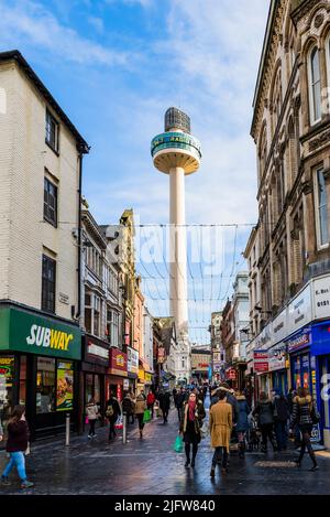 Rue de Liverpool mettant en valeur radio City Tower. Radio City Tower, également connue sous le nom de St. John's Beacon, est une tour de radio et d'observation à Liverpool, Engl Banque D'Images