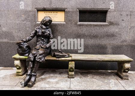 Eleanor Rigby est une statue de Stanley Street, Liverpool, conçue et réalisée par l'animateur Tommy Steele. Il est basé sur le sujet des Beatles Banque D'Images