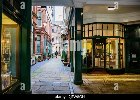 Vue sur Queen Avenue Corner Castle St. Liverpool, Merseyside, Lancashire, Angleterre, Royaume-Uni Banque D'Images