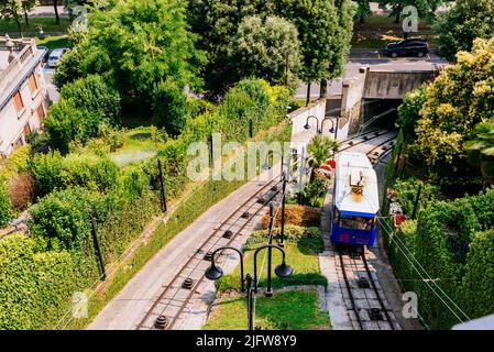 Funicilari dans la Citta Alta de Bergame. Le funiculaire de Bergame Alta est l'un des deux systèmes de funiculaire de la ville de Bergame. Intégré en 1887, connexion informatique Banque D'Images