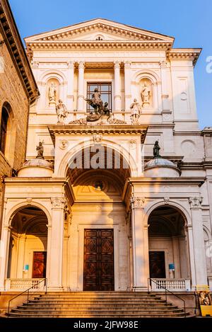 Façade principale de la cathédrale de Bergame, dédiée à Saint Alexandre de Bergame. Duomo di Bergame. Bergame, Lombardie, Italie, Europe Banque D'Images