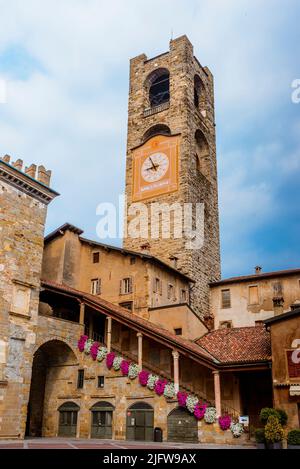 La tour civique - Torre Civica, connue sous le nom de Campanone, est un monument historique de la ville de Bergame. La Campanone fait partie du réseau Banque D'Images
