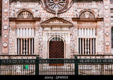 La Cappella Colleoni est une chapelle et un mausolée attachés à la basilique Sainte-Marie-majeure dans la ville de Bergame, dans le nord de l'Italie. Le design était ent Banque D'Images
