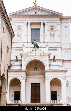 Façade principale de la cathédrale de Bergame, dédiée à Saint Alexandre de Bergame. Duomo di Bergame. Bergame, Lombardie, Italie, Europe Banque D'Images