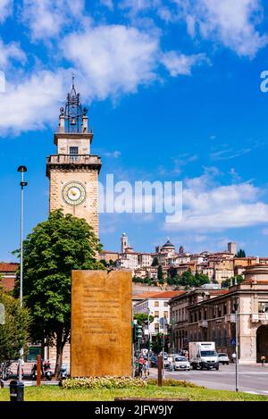 La Torre dei Caduti di Bergame est située dans la partie inférieure de la ville sur la Piazza Vittorio Veneto, au début de la Sentierone, ce que l'on appelle Banque D'Images