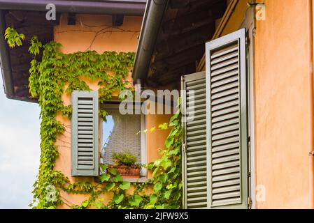Maison colorée avec ivy sur la façade. Rue de saint Vigile - S. Vigilio. Città Alta - haute ville. Bergame, Lombardie, Italie, Europe Banque D'Images