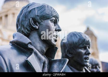 Paul McCartney, détails. La statue des Beatles dans leur ville natale de Liverpool, à Pier Head sur le front de mer de Liverpool. Leverpool, Merseyside, Lancashire, Engl Banque D'Images