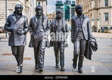 La statue des Beatles dans leur ville natale de Liverpool, à Pier Head sur le front de mer de Liverpool. Leverpool, Merseyside, Lancashire, Angleterre, Royaume-Uni Banque D'Images