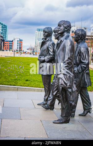 La statue des Beatles dans leur ville natale de Liverpool, à Pier Head sur le front de mer de Liverpool. Leverpool, Merseyside, Lancashire, Angleterre, Royaume-Uni Banque D'Images