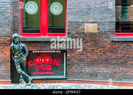 Statue de John Lennon à l'extérieur de l'historique Cavern Club sur Matthew Street et le mur de la renommée. Liverpool, Angleterre, Royaume-Uni Banque D'Images