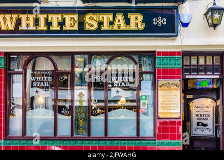 White Star Pub La chambre arrière est célèbre pour avoir été utilisée par Bob Wooler et Alan Williams pour payer tous leurs groupes, y compris les Beatles. En direct Banque D'Images