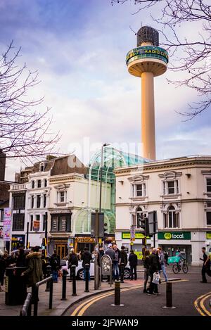 Rue de Liverpool mettant en valeur radio City Tower. Radio City Tower, également connue sous le nom de St. John's Beacon, est une tour de radio et d'observation à Liverpool, Engl Banque D'Images