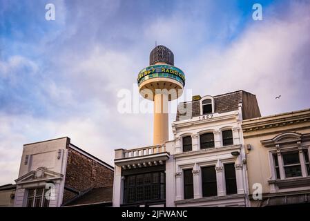 Rue de Liverpool mettant en valeur radio City Tower. Radio City Tower, également connue sous le nom de St. John's Beacon, est une tour de radio et d'observation à Liverpool, Engl Banque D'Images