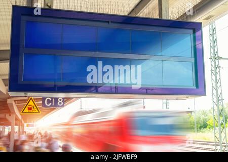 Gros plan information de données de l'enseigne calendrier affichage numérique contre le train express régional à impériale rouge rapide à coucher de soleil sur l'allemand Banque D'Images