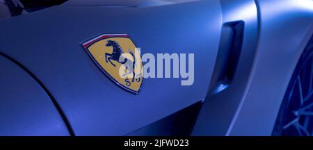 Modène, Italie - 14 juillet 2021 : cheval-piqueur noir sur jaune logo sur Ferrari grise F12TDF modèle Tour de France aile sportive italienne haute performance Banque D'Images