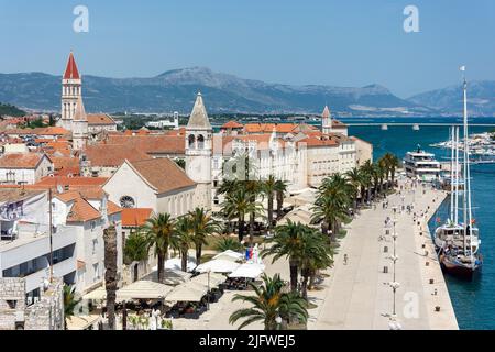 Vue sur la vieille ville et la promenade depuis le château de Kamerlengo (Kastel Kamerlengo), Trogir, comté de Split-Dalmatie, Croatie Banque D'Images