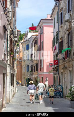 Vue sur la rue, Ulica Svobode, Piran (Pirano), Slovene Istria, Slovénie Banque D'Images