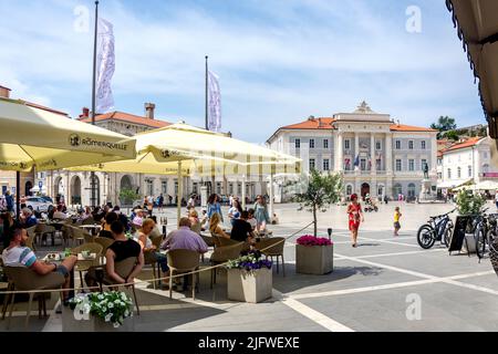 Restaurant extérieur, place Tartini, Piran (Pirano), slovène Istrie, Slovénie Banque D'Images