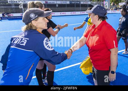 AMSTERDAM - l'entraîneur Janneke Schopman (IND) (l) et l'entraîneur-chef Alyson Annan (CHN) pendant le match entre l'Inde et la Chine aux championnats du monde de hockey au stade Wagener, sur 5 juillet 2022 à Amsterdam. ANP WILLEM VERNES Banque D'Images