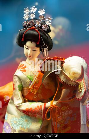 Poupée japonaise avec casque Kabuto Banque D'Images