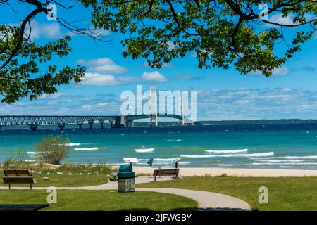 Le pont Mackinac avec la plage le jour d'été Banque D'Images