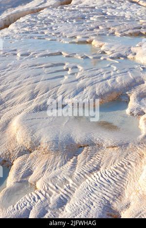 Gros plan des piscines et terrasses de travertin à Pamukkale, Turquie. Voyager à l'étranger, à l'étranger pour les vacances, les vacances, le tourisme. Zone de château de coton avec Banque D'Images