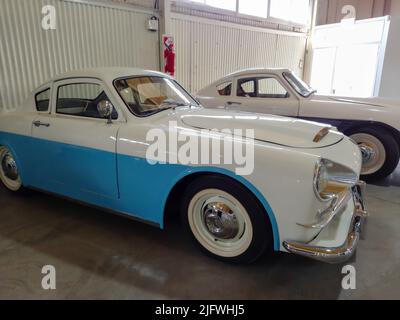 Ancien coupé INSTITEC Justicialista Gran Sport 1953 - 1955. Corps en plastique. Bouclier de la fête péroniste sur le capot. Vue police. Salon automobile IAME 2022 classique Banque D'Images