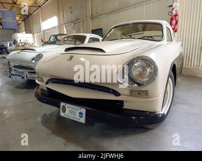 Ancien coupé INSTITEC Justicialista Gran Sport 1955. Corps en plastique. Bouclier de la fête péroniste sur le capot. Vue police. Salon automobile IAME 2022 classique Banque D'Images