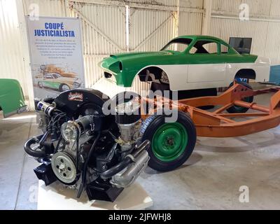 Moteur, châssis et corps plastique d'un ancien coupé INSTITEC Justicialista Gran Sport 1953-1955. Salon automobile IAME 2022 classique Banque D'Images